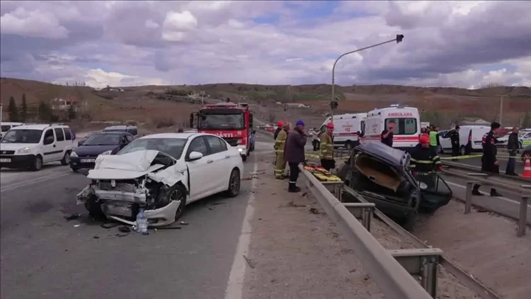Bayram tatilinin ilk 3 gününde acı bilanço: Kazalarda 27 kişi hayatını kaybetti İçişleri Bakanı Ali Yerlikaya, Ramazan Bayramı tatilinin 3. günü (Pazartesi) ile ilgili yaptığı açıklamada, o gün meydana gelen trafik kazalarının bilançosunu açıkladı.