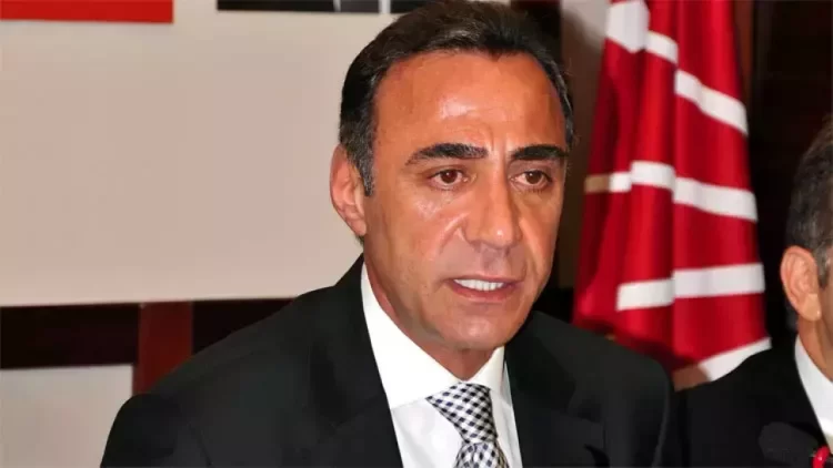 Kurultay adayı Berhan Şimşek başvuru saatini kaçırdı CHP Genel Başkanlığı için adaylığını açıklayan eski milletvekili Berhan Şimşek, başvuru süresini kaçırarak adaylık başvurusu kabul edilmedi.