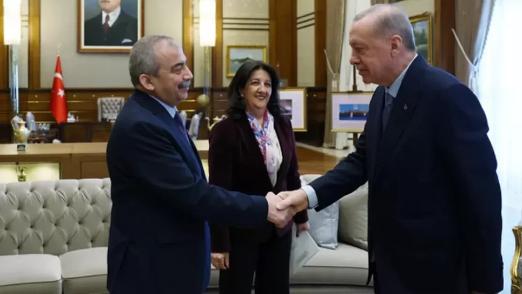 Cumhurbaşkanı ve AKP Genel Başkanı Recep Tayyip Erdoğan, DEM Parti İmralı heyetini Beştepe'deki Cumhurbaşkanlığı'nda kabul etti. Bu görüşme, Erdoğan'ın Kürt siyasetçilerle gerçekleştirdiği 13 yıl sonraki ilk teması olarak kaydedildi.