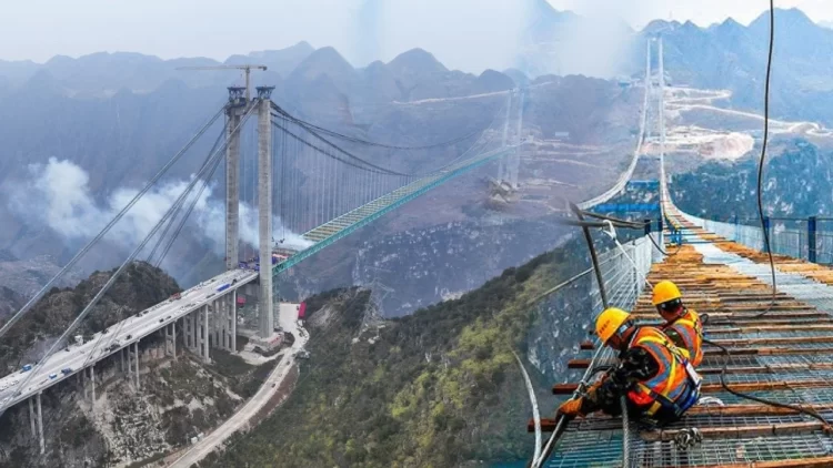Çin'in güneybatısındaki Guizhou eyaletinde inşası süren Huajiang Büyük Kanyon Köprüsünün ana yapısı tamamlandı.
