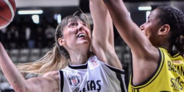 Fenerbahçe deplasmanda Beşiktaş’ı geçip finale yükseldi!