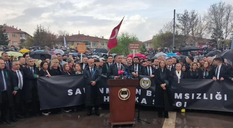 5 Nisan Avukatlar Günü dolayısıyla Ankara'da bir araya gelen avukatlar, "Savunmanın Bağımsızlığı ve Hukuka Saygı" şiarıyla yürüyüş gerçekleştirdi.