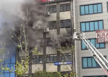 Sultangazi’deki ayakkabı imalathanesinde yangın çıktı