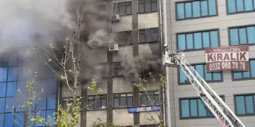 Sultangazi’deki ayakkabı imalathanesinde yangın çıktı