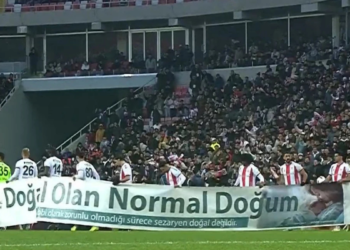 Sosyal medyada tepki topladı: Erkek sporculardan normal doğum pankartı!