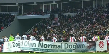 Sosyal medyada tepki topladı: Erkek sporculardan normal doğum pankartı!