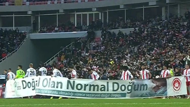 Sivasspor'un Fenerbahçe ile oynadığı maç öncesi sahaya "Doğal olan normal doğum" pankartıyla çıkması sosyal medyada büyük tepki topladı.