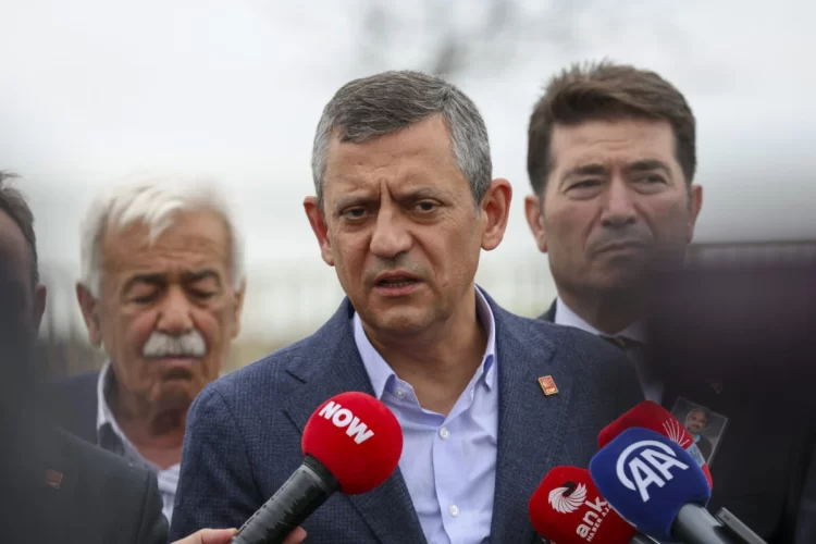 CHP Genel Başkanı Özgür Özel, tutuklanan ve görevden alınan İstanbul Büyükşehir Belediye (İBB) Başkanı ve CHP'nin cumhurbaşkanı adayı Ekrem İmamoğlu'nu Silivri Cezaevi'nde ziyaret etti.