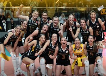 VakıfBank, Eczacıbaşı’nı geçip finale yükseldi!