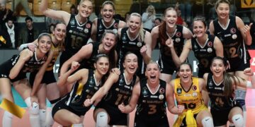 VakıfBank, Eczacıbaşı’nı geçip finale yükseldi!