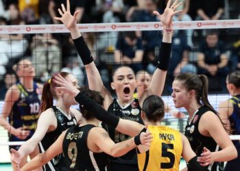 VakıfBank, Fenerbahçe’yi yenip seride öne geçti!