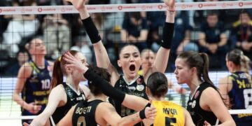 VakıfBank, Fenerbahçe’yi yenip seride öne geçti!