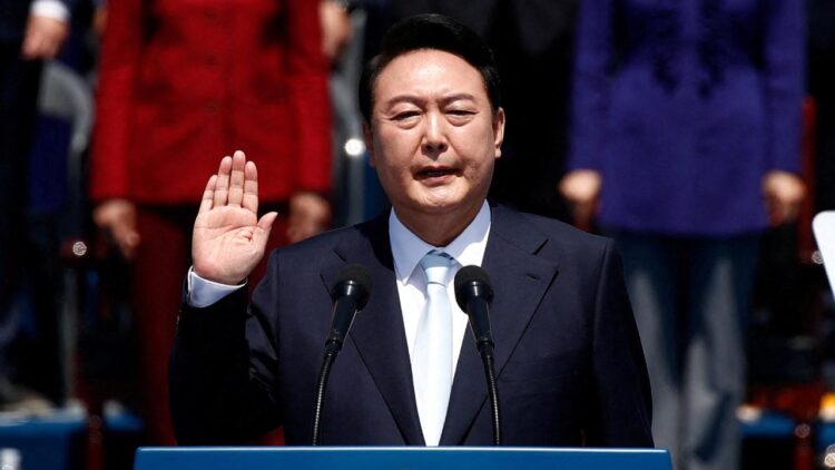 Güney Kore'de Anayasa Mahkemesi, Cumhurbaşkanı Yoon Suk Yeol'un sıkıyönetim ilanının anayasaya aykırı olduğuna karar verdi.