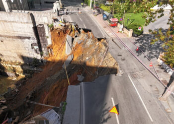 İstanbul Maslak’ta yol çöktü! Cadde trafiğe kapatıldı