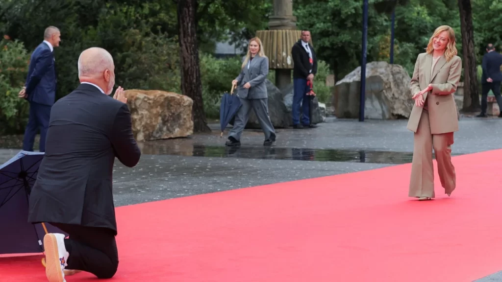 arnavutluk lideri meloniyi diz cokerek karsiladi habermeydan