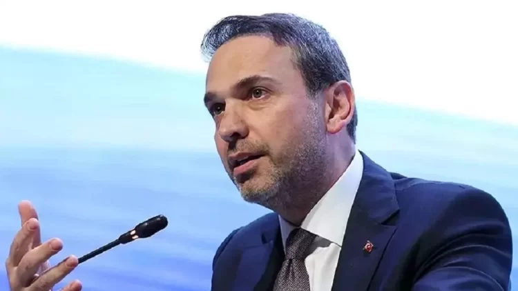 Enerji ve Tabii Kaynaklar Bakanı Alparslan Bayraktar, Türkiye'nin elektrik iletim ve dağıtım hatlarında ülke genelini etkileyecek bir kesintiye yol açabilecek herhangi bir sorun olmadığını bildirdi.