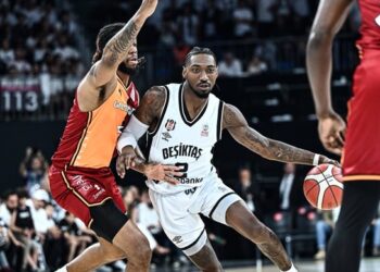 Beşiktaş, Galatasaray’ı farklı yenip seride öne geçti!