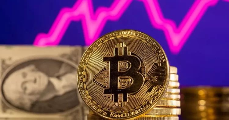 ABD Merkez Bankası'nın (Fed) faiz oranlarını sabit tutması, ABD ile Çin arasındaki müzakerelerin cumartesi günü başlayacak olması ve ticaret anlaşmalarına dair olumlu gelişmeler, kripto para piyasasında yükselişi tetikledi. Bu gelişmelerin etkisiyle Bitcoin'in değeri 99 bin dolara kadar çıktı.