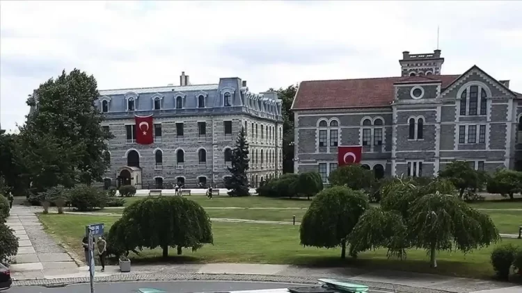 Meclis’e sunulan torba yasa teklifine göre, Cumhurbaşkanı ve AKP Genel Başkanı Recep Tayyip Erdoğan’a YÖK üyesi ve üniversite rektörü atamalarında tam yetki veriliyor.