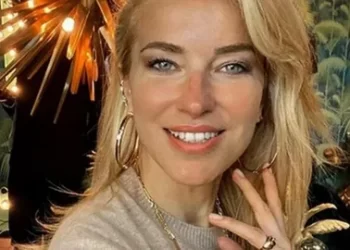 Burcu Esmersoy peş peşe 6 farklı modelle kamera karşısında bikini şov yaptı!