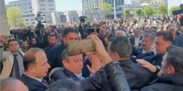 CHP Genel Başkanı Özgür Özel’e AKM çıkışında saldırı!