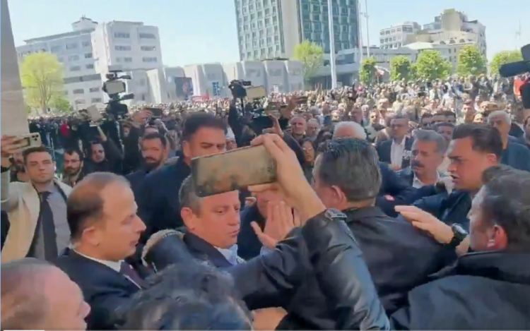 CHP Genel Başkanı Özgür Özel'e AKM çıkışında saldırı