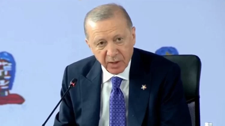 Cumhurbaşkanı Recep Tayyip Erdoğan, Arnavutluk’un başkenti Tiran’da düzenlenen Avrupa Siyasi Topluluğu Zirvesi’nin Genel Oturumu’nda önemli açıklamalarda bulunuyor.