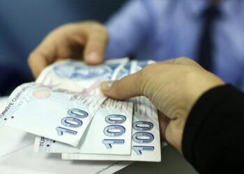 Emeklilerin maaş farkları hesaplara yatırıldı 2025 Emekli bayram ikramiyesi ne zaman yatacak? 4000 TL Kurban Bayramı ikramiyesi bayramdan önce ödenecek mi?