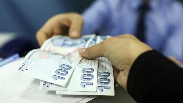 2025 Kurban Bayramı yaklaşırken, milyonlarca emekli bayram ikramiyesi ödeme tarihlerini araştırmaya başladı.