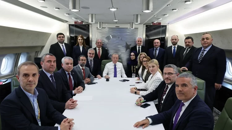 AKP'li Cumhurbaşkanı Erdoğan, Arnavutluk ziyaretinin ardından uçakta gazetecilerin sorularını yanıtladı.