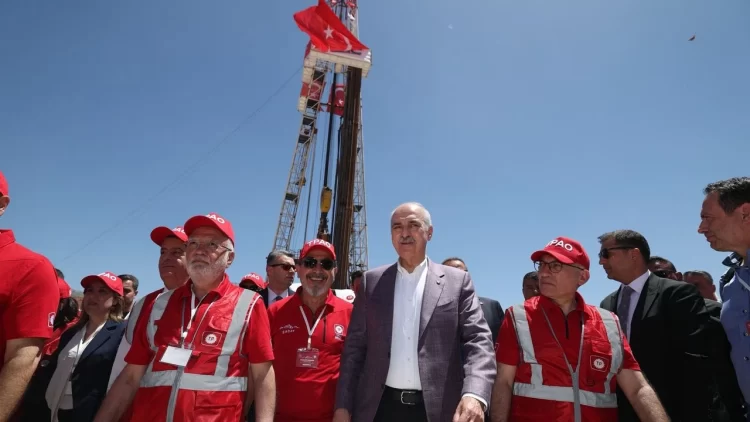 TBMM Başkanı Kurtulmuş, 19 Mayıs Atatürk’ü Anma, Gençlik ve Spor Bayramı kapsamında, beraberindeki milletvekilleriyle birlikte Cumhuriyet tarihinin en büyük petrol rezervinin bulunduğu Şırnak’taki Gabar Dağı’nda incelemelerde bulundu.