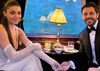 Hande Erçel ve Hakan Sabancı Roma-Paris treninde aşka geldi