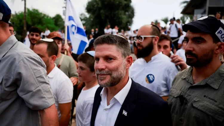 İsrail Maliye Bakanı Bezalel Smotrich, Hamas ile kısmi esir takası anlaşmasına sert tepki gösterdi.
