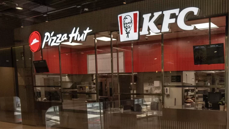 KFC ve Pizza Hut’ın Türkiye’deki binlerce şubesi, Yum! Brands’ın yerel iş ortağı İş Gıda ile olan sözleşmesini feshetmesinin ardından kapanmıştı.