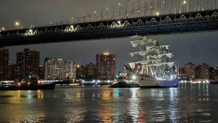Bayram ziyareti için New York'ta bulunan Meksika donanmasına ait gemi, Manhattan'daki Brooklyn Köprüsü'ne çarptı.