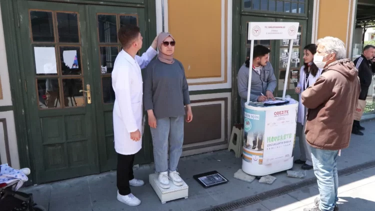Sağlık Bakanı Kemal Memişoğlu'nun 81 ilde eş zamanlı olarak başlatılacağını açıkladığı boy, kilo ve vücut kitle indeksi (VKİ) ölçüm programı, İstanbul Bakırköy'de hayata geçirildi.