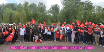 Muş Bulanık’ta, çocuklar yılsonu şenliğinde doyasıya eğlendi!