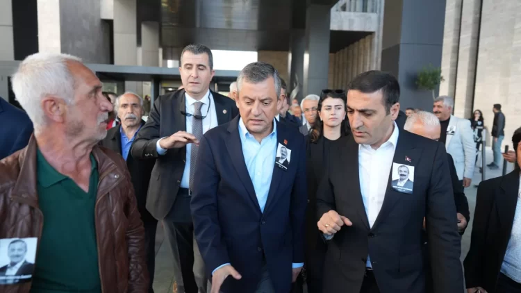 Sırrı Süreyya Önder için Atatürk Kültür Merkezi (AKM)’nde düzenlenen törenin ardından CHP Genel Başkanı Özgür Özel, AKM önünde bir saldırıya uğradı. Saldırganın kimliği, 66 yaşındaki Selçuk Tengioğlu olarak tespit edildi.