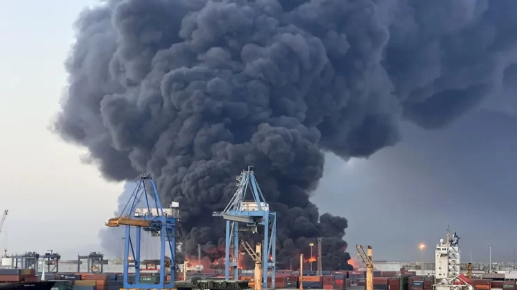 Kuzeydoğu Afrika’da yer alan Sudan, son dönemde artan saldırılarla gündeme gelmeye devam ediyor. Sudan’ın önemli liman şehirlerinden biri olan Port Sudan’da, yerel yetkililer, sadece iki gün içinde ikinci kez insansız hava aracı (İHA) saldırısına uğradıklarını duyurdu.