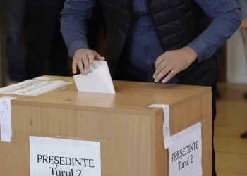 Romanya’da halk sandık başında: Cumhurbaşkanlığı seçiminin ikinci turu başladı