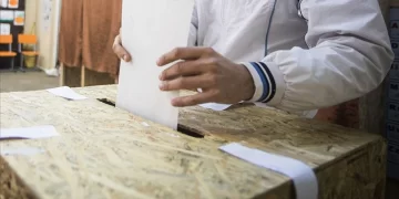 Romanya’da yeni cumhurbaşkanını seçmek için seçmenler sandık başında