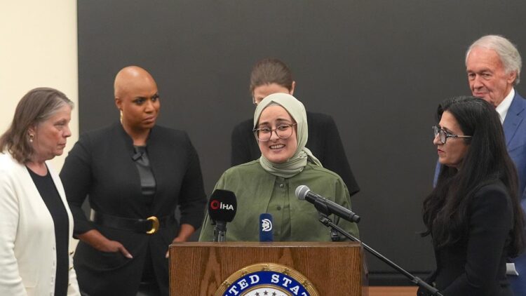 ABD’de altı haftadan fazla gözaltında kalan Filistin destekçisi doktora öğrencisi Rümeysa Öztürk, 45 gün boyunca hem özgürlüğünün hem de eğitim hakkının elinden alındığını ifade etti.