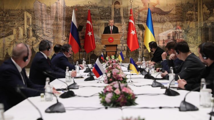 Rusya ile Ukrayna arasındaki barış görüşmeleri kapsamında, Dolmabahçe’de ikinci üçlü zirve düzenleniyor.
