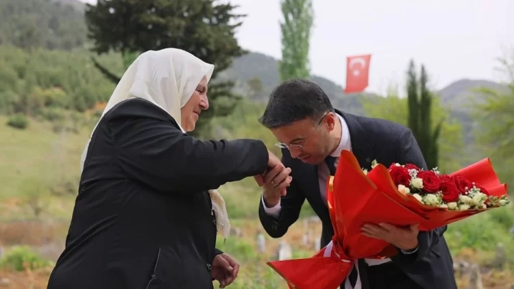 Şehit anneleri, İstanbul'da Anneler Günü'nde çocuklarının mezarlarını ziyaret etti.