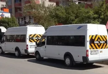 Vatandaşların canlarını tehlikeye atan 2 servis sürücüsü yakalandı