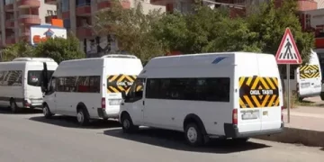 Vatandaşların canlarını tehlikeye atan 2 servis sürücüsü yakalandı