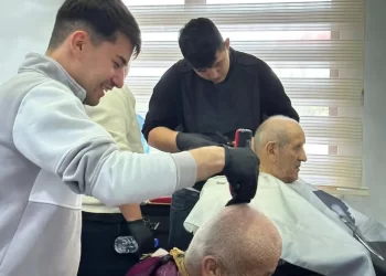 Sinop’ta, lise öğrencilerinden huzurevinde anlamlı davranış!