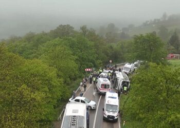 Sinop’ta, öğrencileri taşıyan tur otobüsü devrildi!