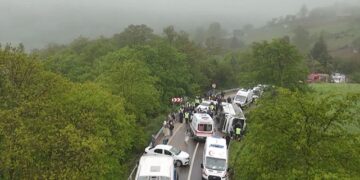 Sinop’ta, öğrencileri taşıyan tur otobüsü devrildi!