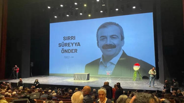 Kalp rahatsızlığı nedeniyle bir süredir hastanede tedavi gören DEM Parti İstanbul Milletvekili ve TBMM Başkanvekili Sırrı Süreyya Önder, yoğun bakım sürecinde tedaviye yanıt verememesi ve nörolojik durumunun kötüleşmesi sonucu çoklu organ yetmezliğinden hayatını kaybetti.